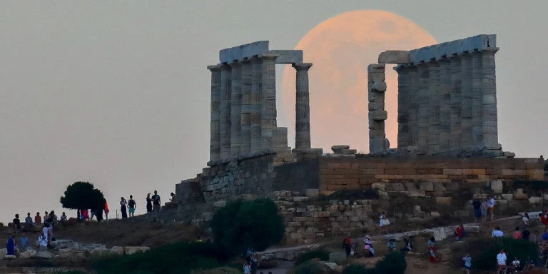 Υπερθέαμα απόψε στον ουρανό! Πανσέληνος και ορατή έκλειψη σελήνης